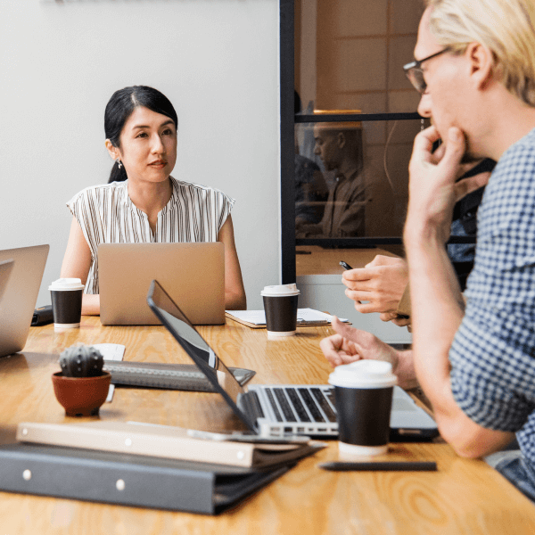 Personas del equipo hablando y trabajando en la oficina